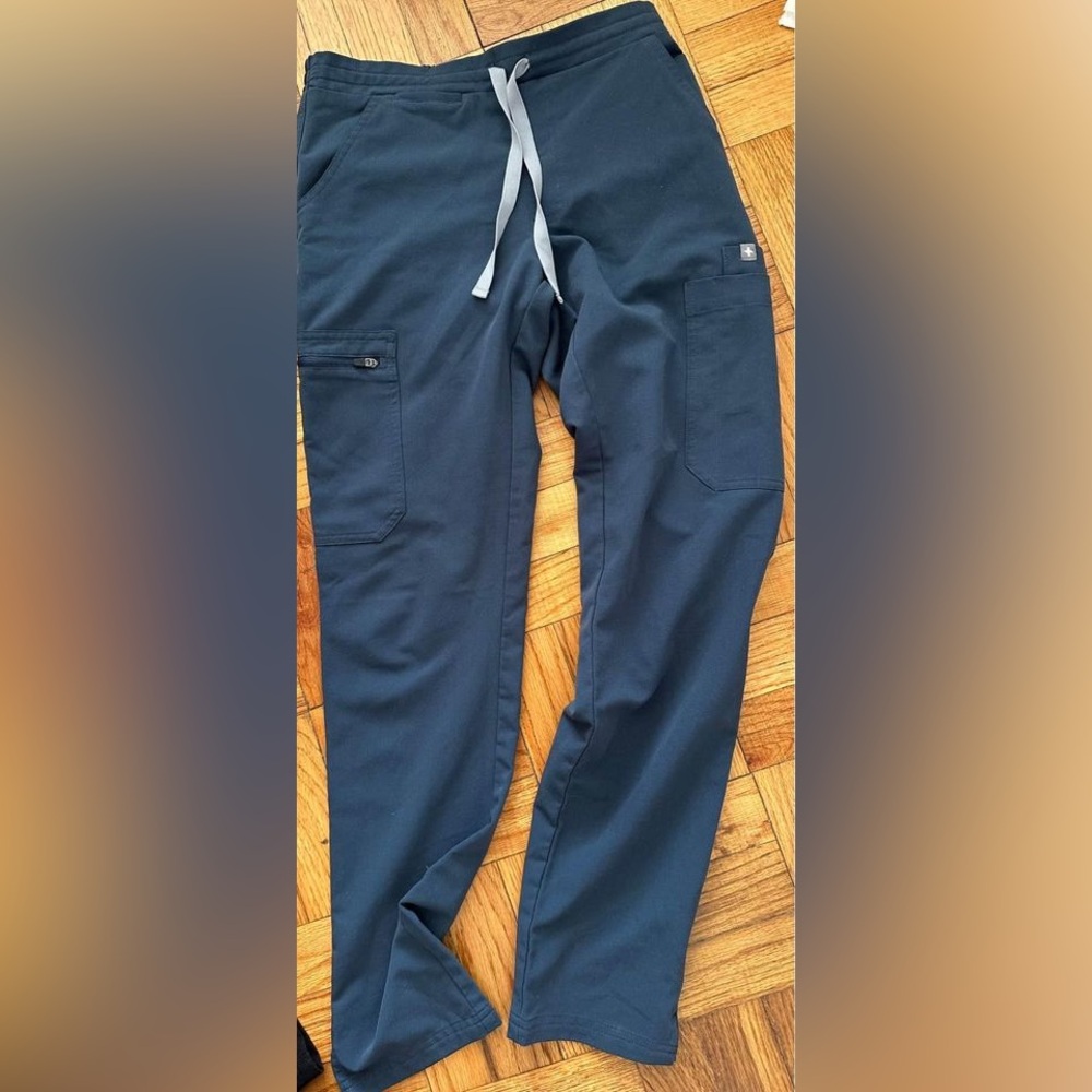 FIGS Women Yola skinny scrub pants (DARK HARBOR COLOR)